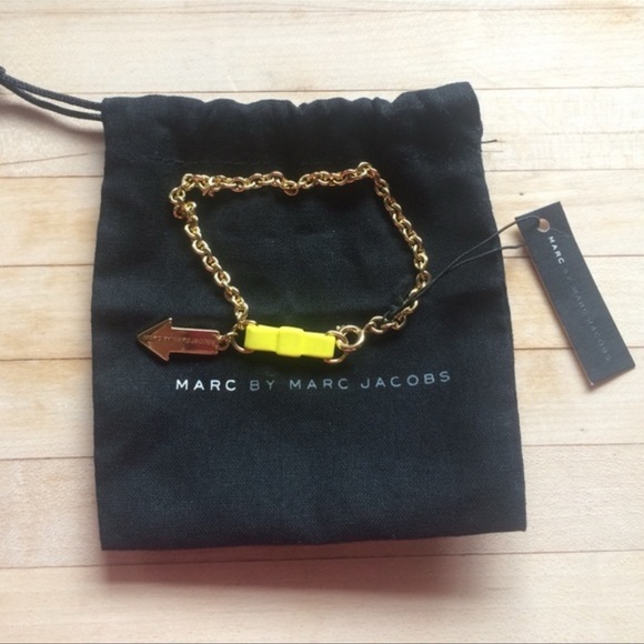 Marc By MARC JACOBS Gold Tone Yellow Bow Tie Arrow Bracelet NWOT - Picture 9 of 10